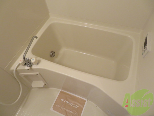 バス・シャワールーム　お風呂は追い炊き機能付きのユニットバスになります。