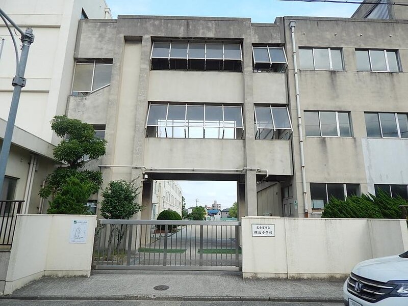 小学校　名古屋市立明治小学校（小学校）まで304m