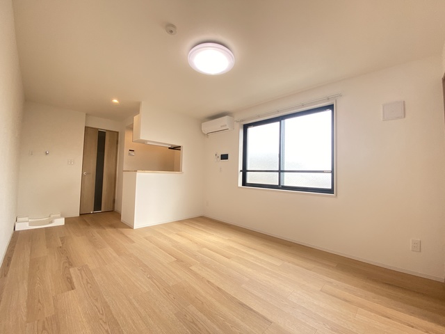 居室・リビング　自由に家具を配置できる広々としたリビングです♪