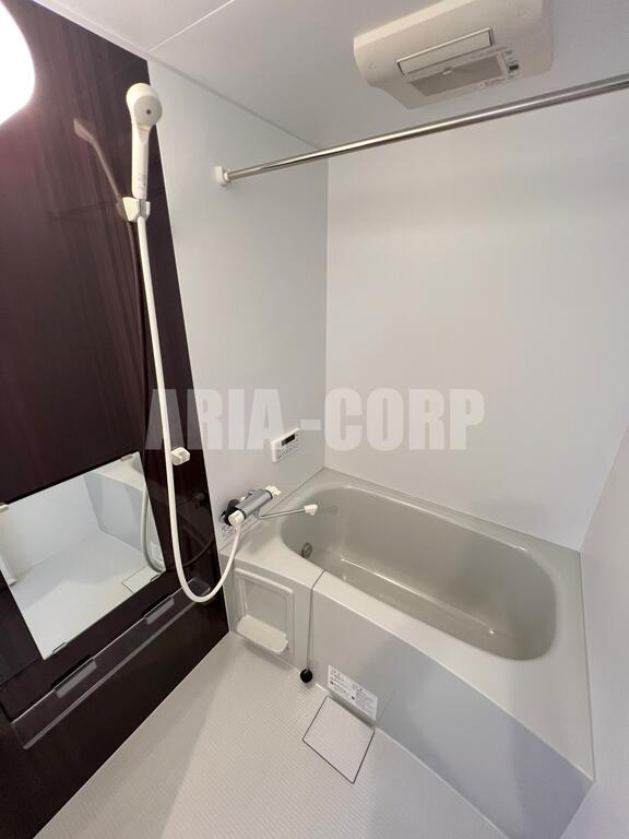 バス・シャワールーム　追焚き浴室乾燥付。カラーパネル採用でお洒落なバスルームです。