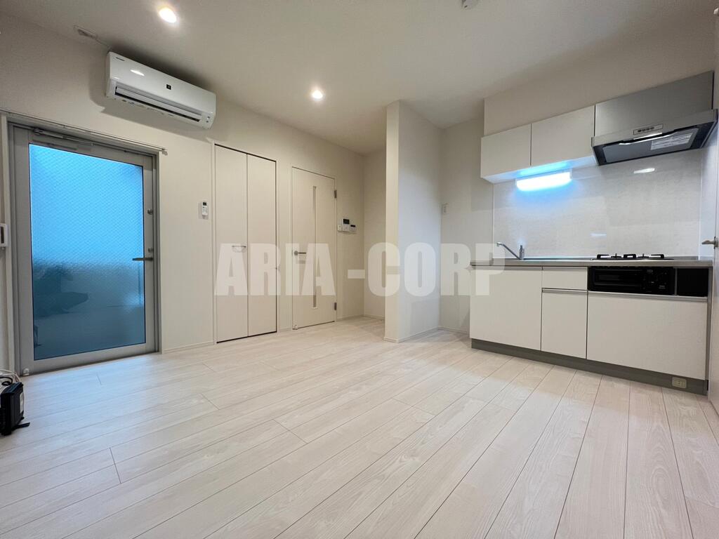 居室・リビング　白を基調としたお洒落な空間！デザイナーズ物件募集開始です！