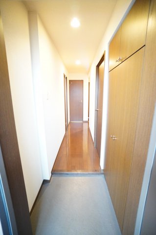 玄関　※同物件・同タイプの写真です。