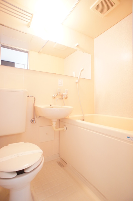 バス・シャワールーム　丸洗い可能！お掃除ラクラクの洗面台付き３点ユニットです☆