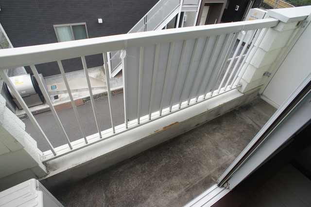 バルコニー　バルコニーがあるので洗濯物を太陽の下で干すことができます♪