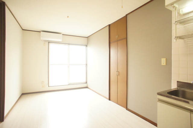 居室・リビング　室内はやわらかい雰囲気を醸し出してくれるクッションフロアです