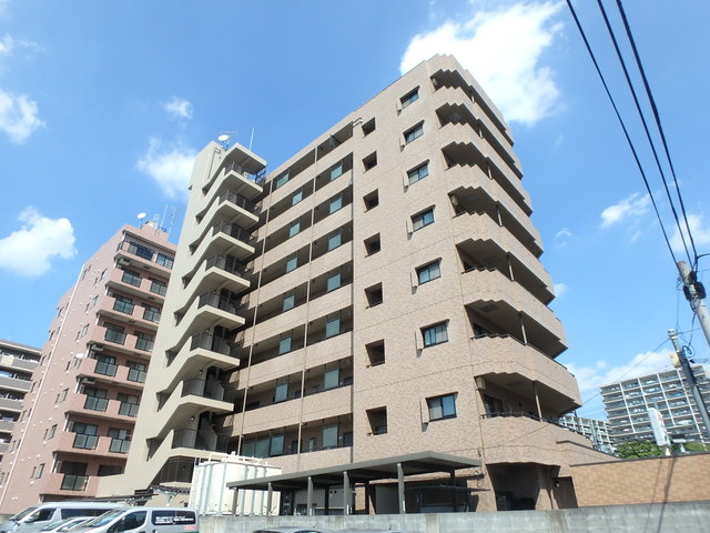 建物外観　通勤通学に便利な立地♪１Ｆにはコンビニがあります！