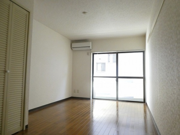 居室・リビング　広々８帖の洋室