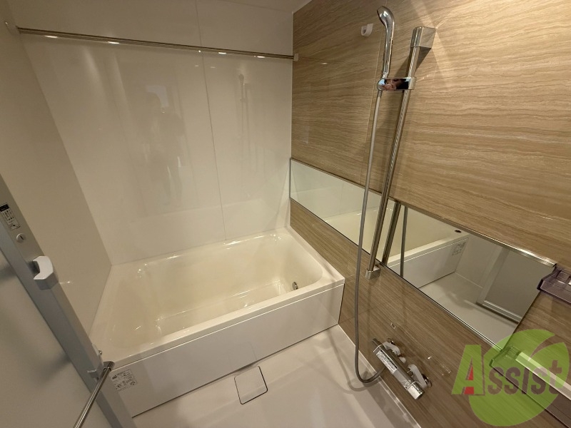 バス・シャワールーム　浴室は追い焚き給湯と浴室乾燥機付きです。嬉しいですね。