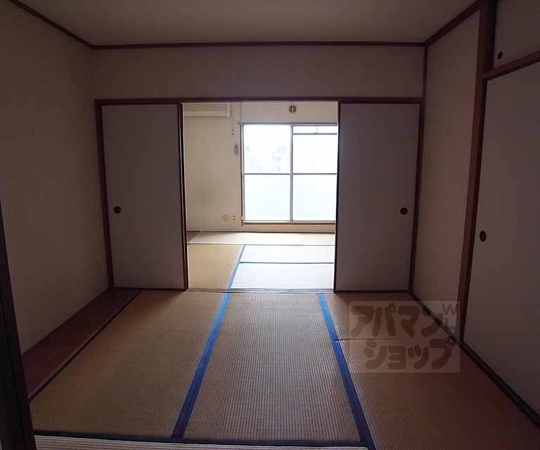 居室・リビング　広々とした和室です。