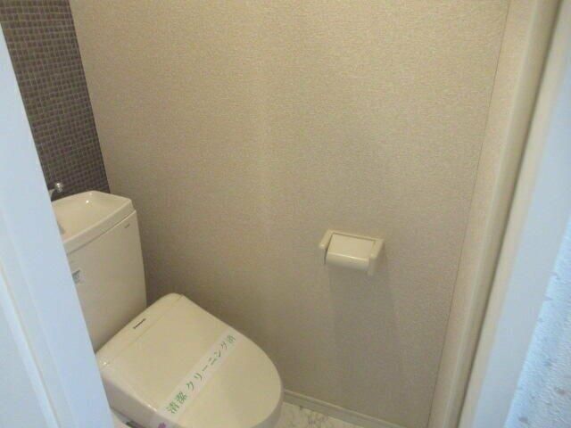 トイレ　落ち着いた色調のトイレです