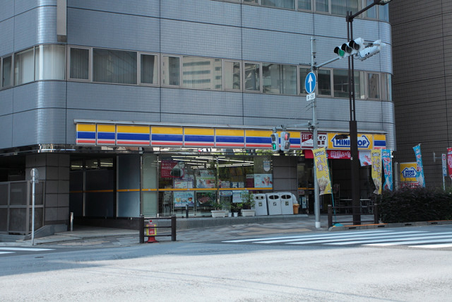 コンビニ　ミニストップ築地2丁目店（コンビニ）まで331m