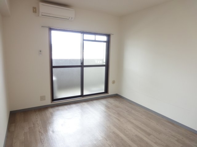 居室・リビング　同物件別号室写真です。