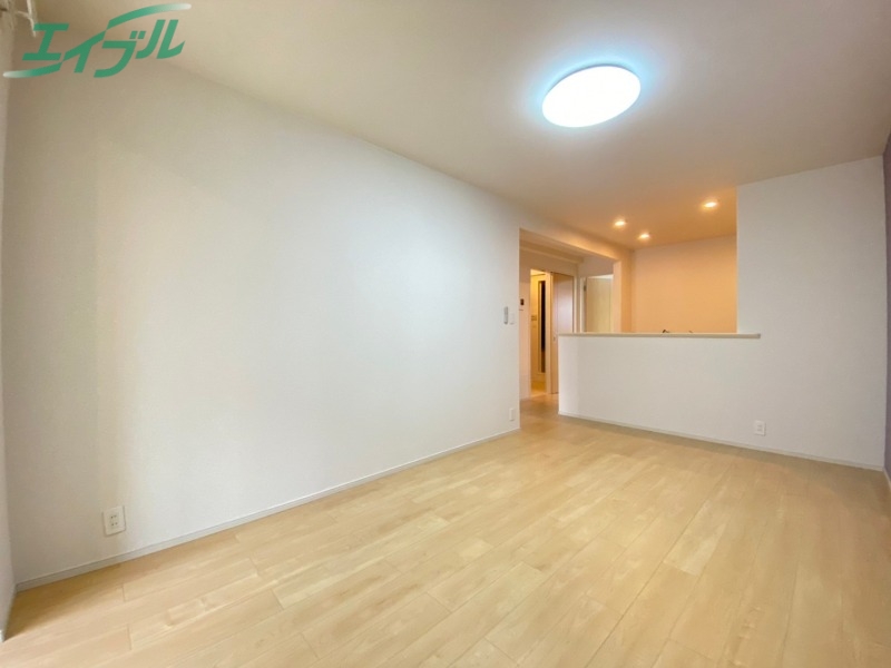 居室・リビング　同物件別室反転写真