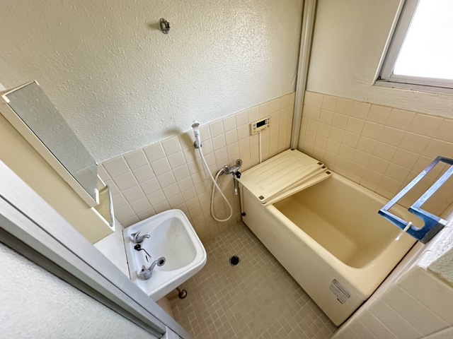 バス・シャワールーム　リフォーム前のお部屋です