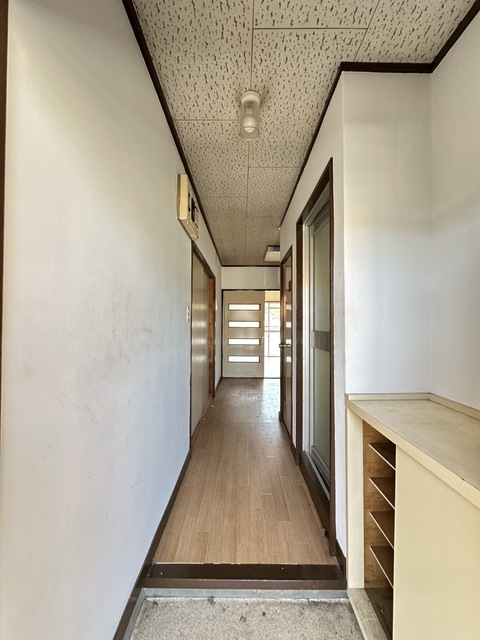 玄関　リフォーム前のお部屋です