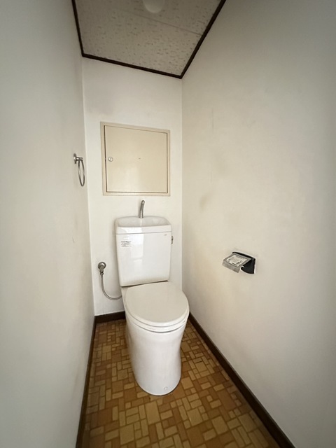 トイレ　リフォーム前のお部屋です