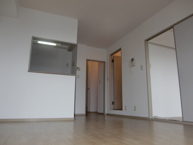 居室・リビング　お料理しながらＴＶも見れますね。