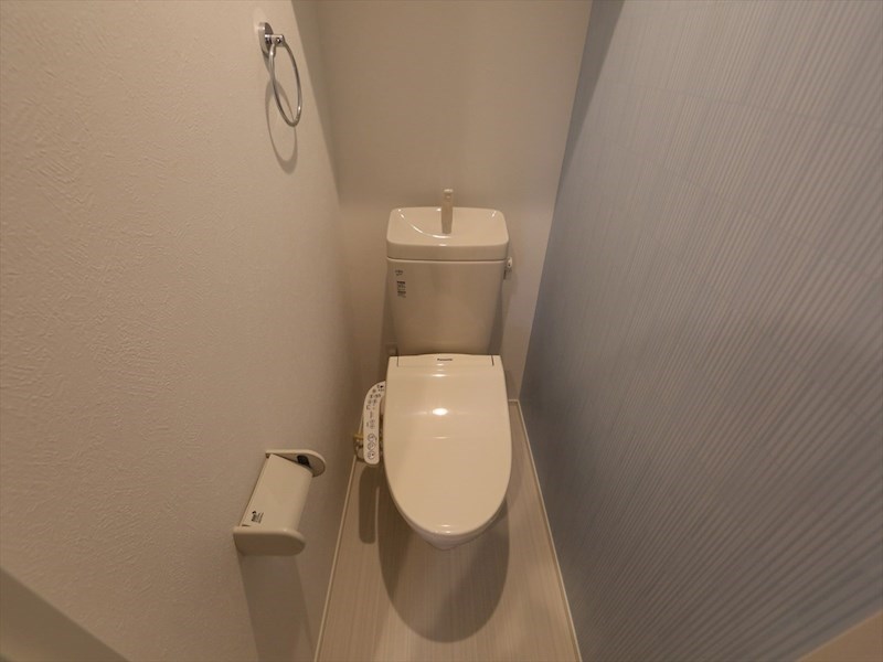 トイレ　温水洗浄暖房便座付トイレ　同型写真