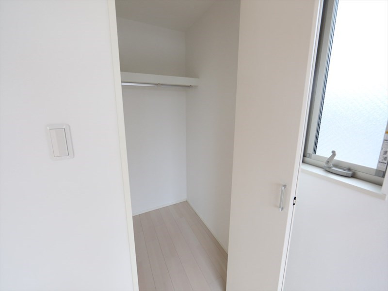 収納　ウォークインクローゼット（収納充実してます）同型写真