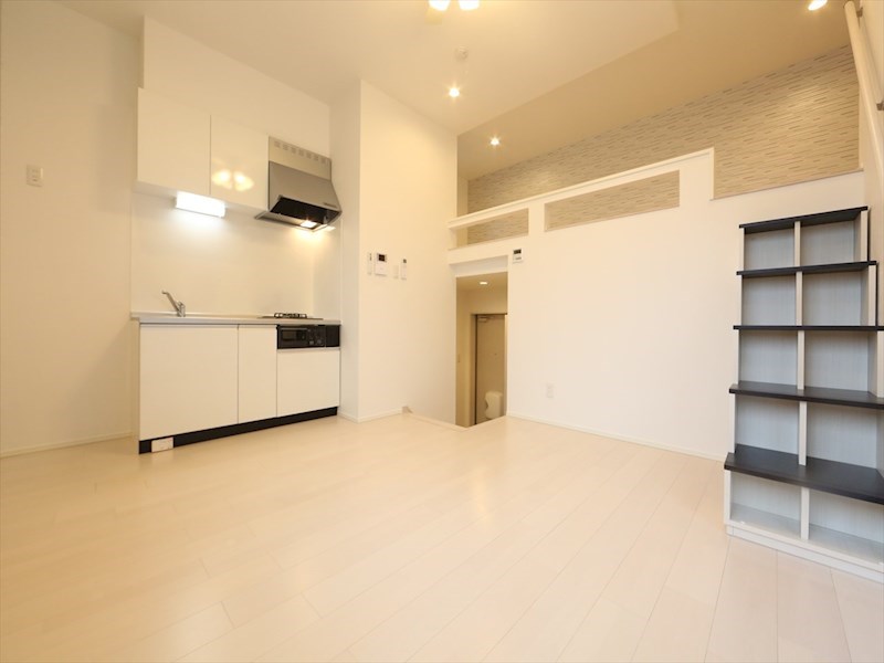 居室・リビング　ＬＤＫ8帖　洋室3.7帖　階段上段ロフト5.7帖　同型写真