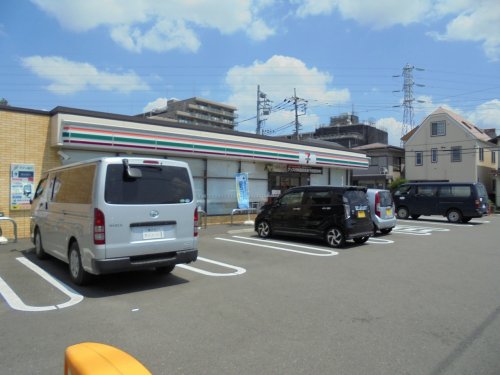 コンビニ　セブンイレブン（コンビニ）まで832m