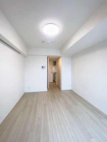 居室・リビング　落ち着いた色合いの床材を使用した居住空間です。