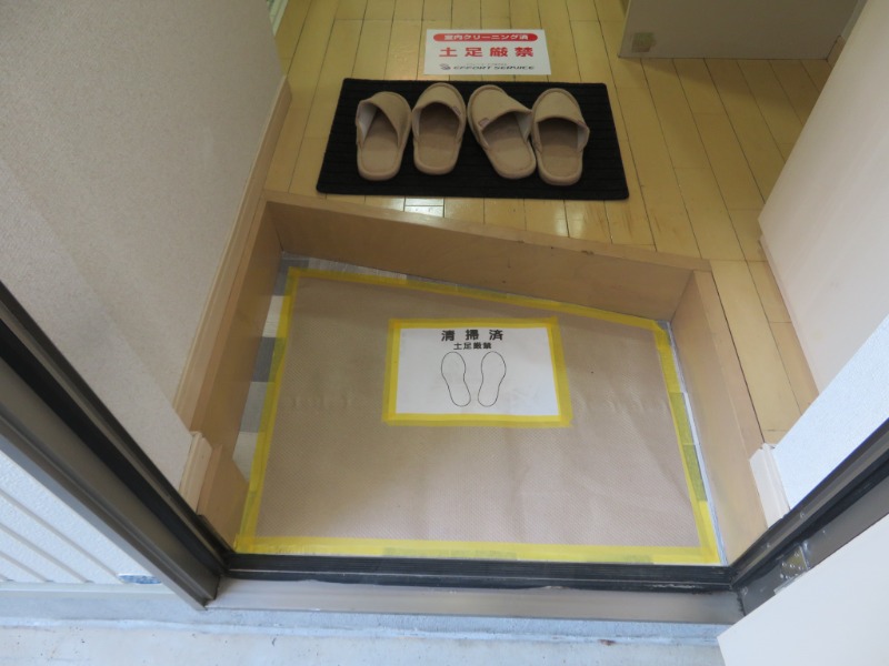 玄関　＊別号室の写真となります。