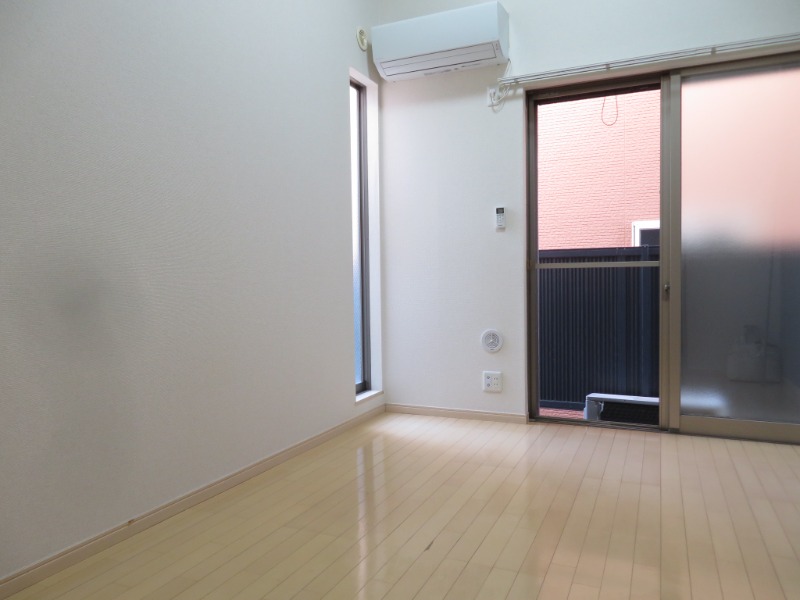 居室・リビング　＊別号室の写真となります。