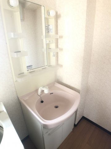 洗面設備　※写真は別のお部屋のものです。