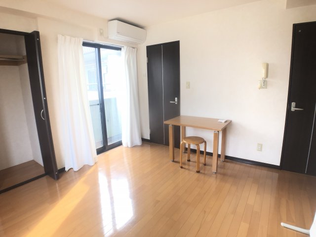 居室・リビング　机・椅子は撤去可能です。※写真は別のお部屋のものです。