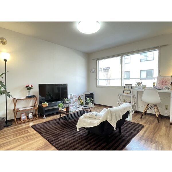 居室・リビング　こちらのリビングで趣味の時間をお楽しみください