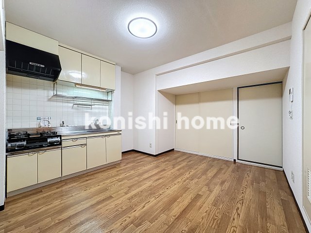 キッチン　※反転タイプ、別部屋写真使用。