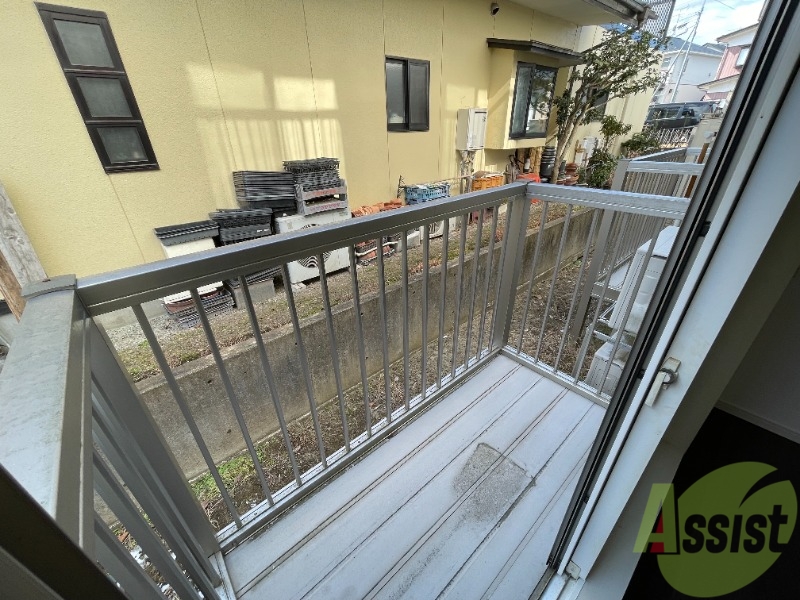 バルコニー　バルコニー。洗濯物がはかどりそうな広さがありますよ。