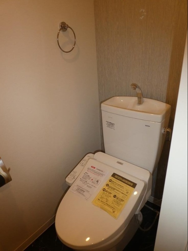 トイレ　温水洗浄便座付きです