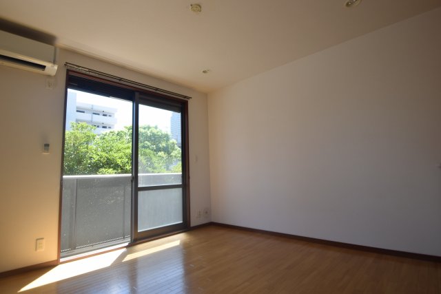 居室・リビング　7.4帖の洋室です。