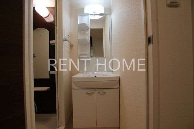 洗面設備　シャンプードレッサーの独立洗面台があります。