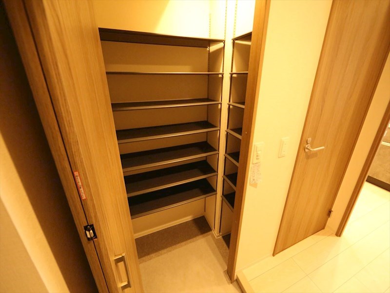 玄関　玄関　シューズクローク付（収納充実してます）