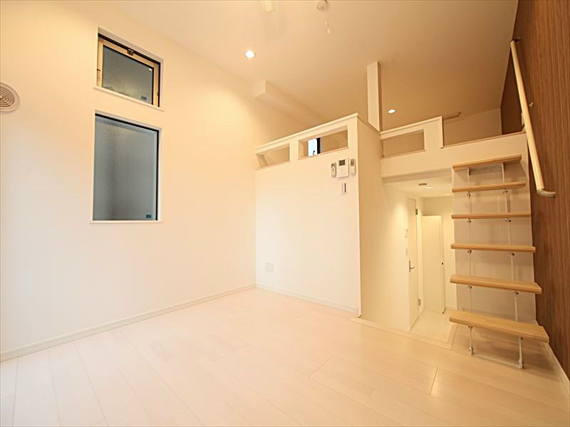 居室・リビング　玄関から階段で洋室へ