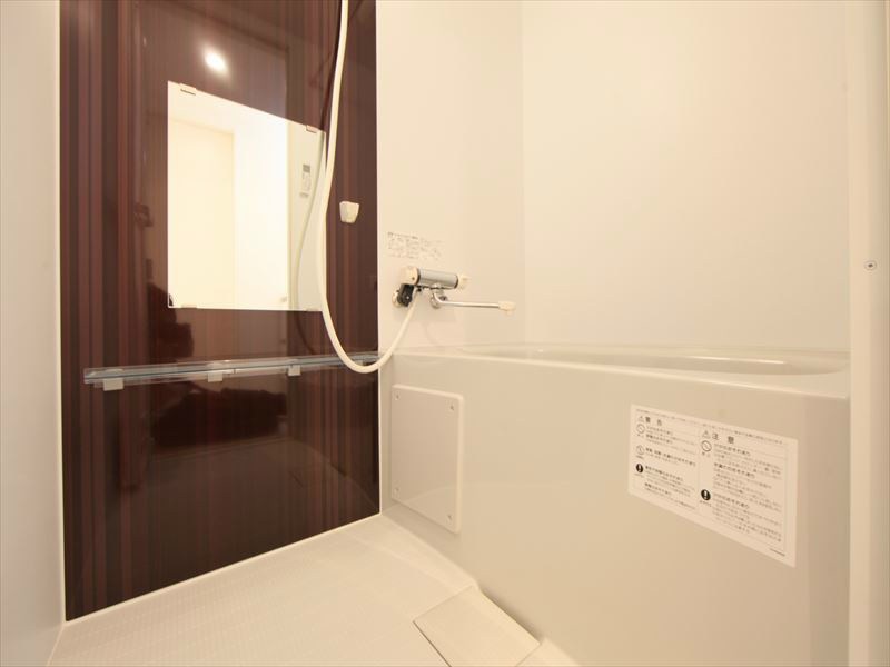 バス・シャワールーム　バスルーム　鏡がついています