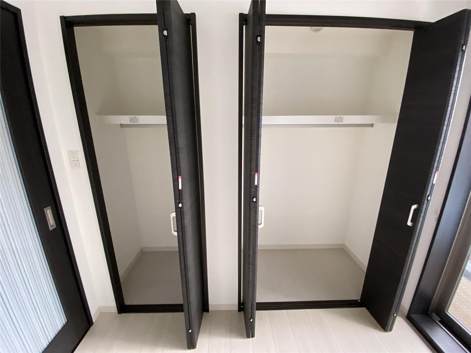 収納　上部にもハンガーバーがあるクローゼットです