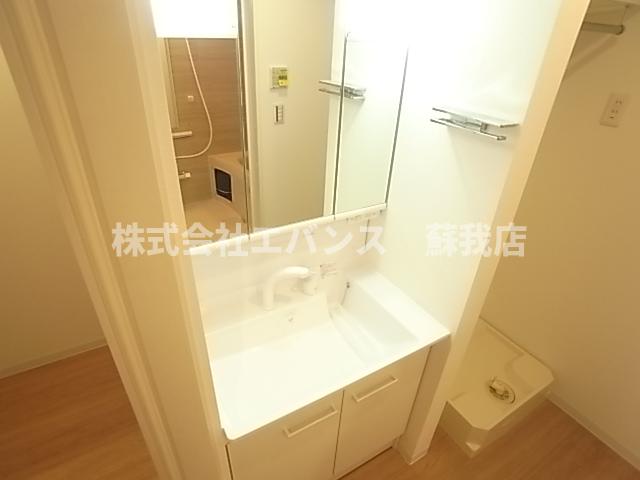 洗面設備　独立洗面台、朝の身支度には欠かせません