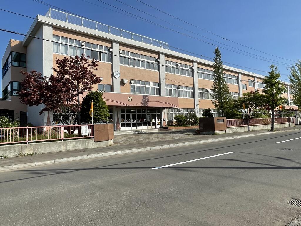 小学校　札幌市立新陵小学校（小学校）まで542m