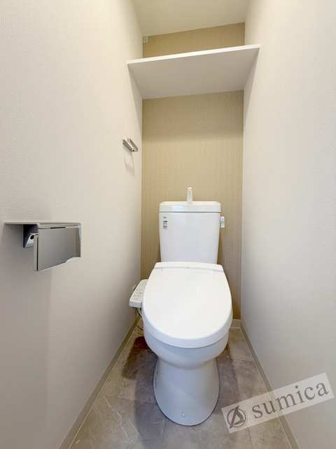 トイレ　人気アイテムの温水洗浄便座。清潔感のあるトイレです。