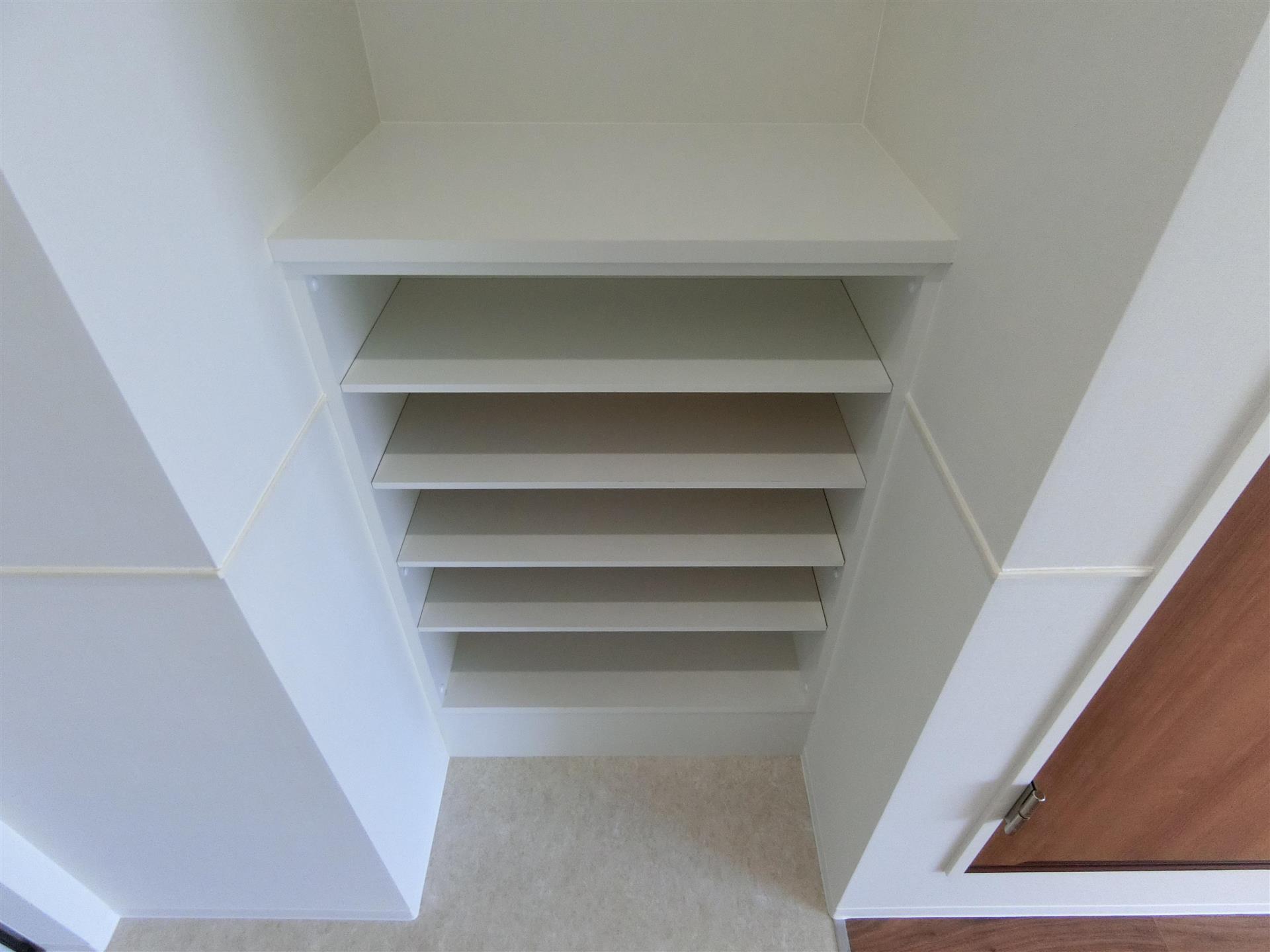 玄関　シューズボックス付きのすっきりした玄関♪