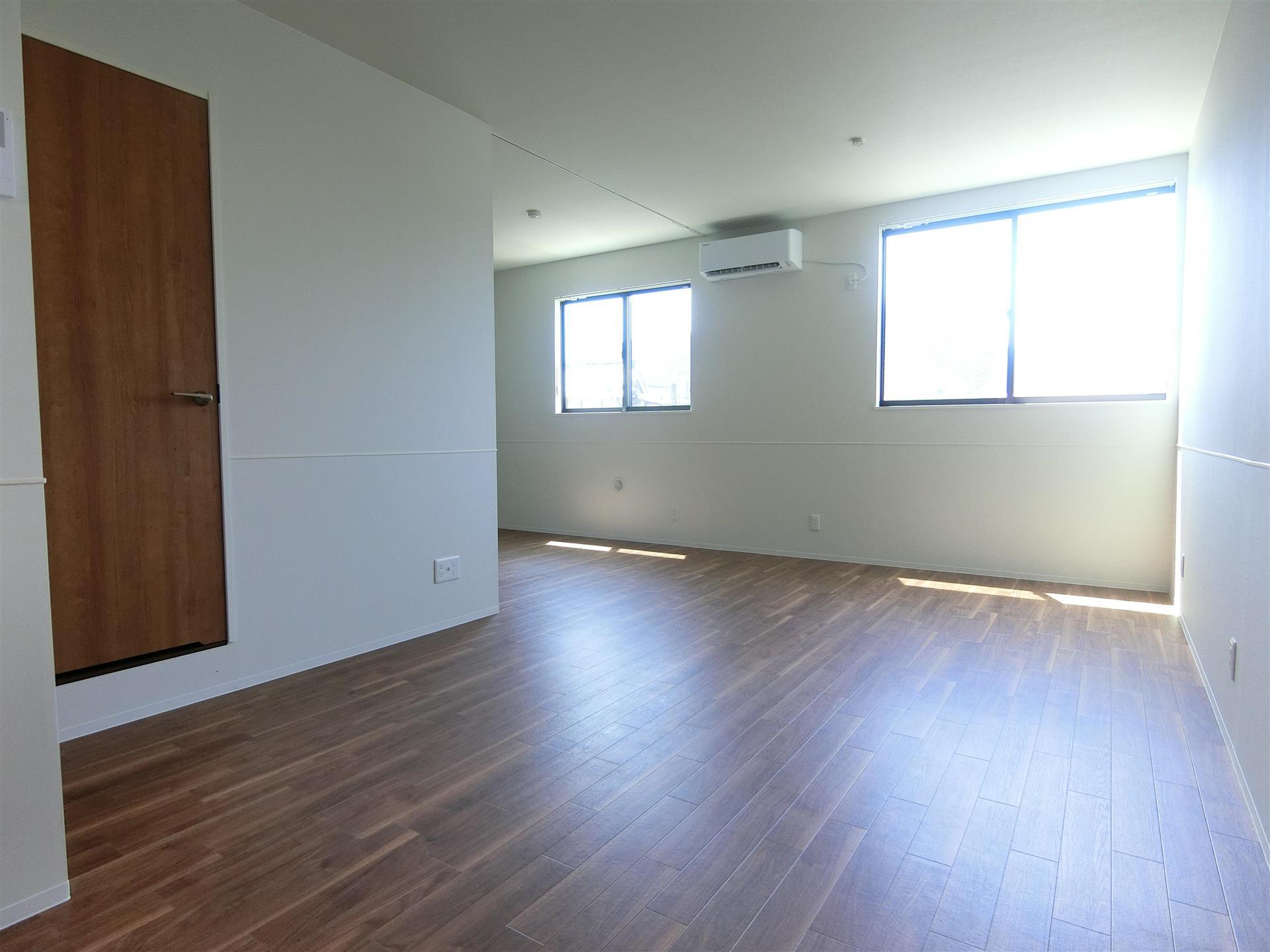 居室・リビング　エアコン付きの洋室15.3帖♪