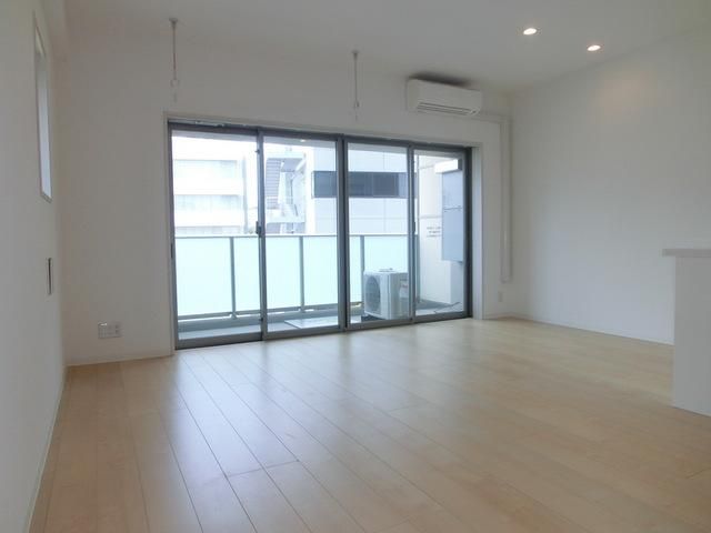 その他　採光の大きい明るいリビングです