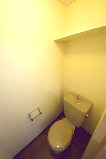 トイレ　上部棚あり