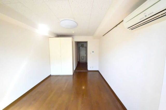 居室・リビング　バルコニー側からの部屋の様子です