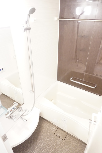 バス・シャワールーム　※同タイプ参考写真（床・建具の色が異なる場合があります）