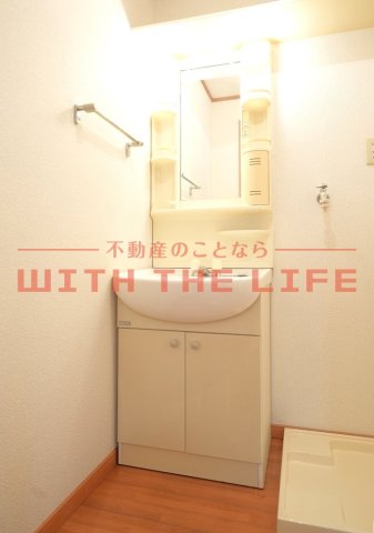 洗面設備　独立洗面台、小物を置くことができて便利です